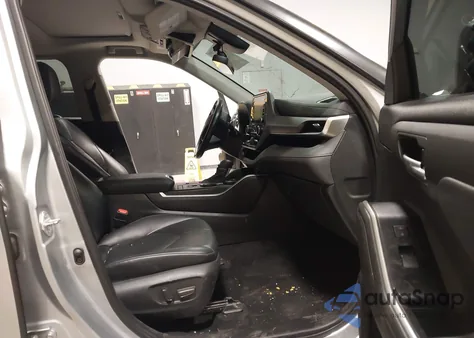 2022 Toyota Highlander Xle z USA, uszkodzony, nr VIN 5TDGZRAH8NS093867